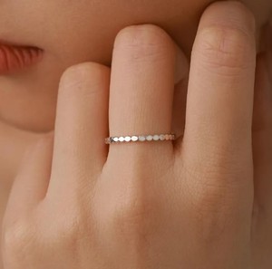 Anillo de Plata de Ley Chapado en Oro con Cuentas y Puntos para Compromiso, Aniversario y Boda - Estilo de Lujo - Product Image 2