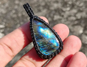 Collar con Colgante de Labradorita Azul Brillante Hecho a Mano, Cordón Negro, Piedra Preciosa Natural, Joyería de Cristal Curativa de Estilo Boho Tribal - Product Image 3