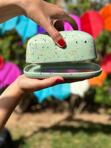 Pot à beurre de style campagnard avec couvercle à motif floral, plateau de service large, finition émaillée lisse, élégant pour la cuisine et la table - Product Image 4