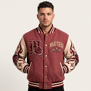 Blouson universitaire bordeaux pour homme avec manches en cuir crème, motif rose brodé, fermeture à boutons-pression, style streetwear côtelé - Product Image 2