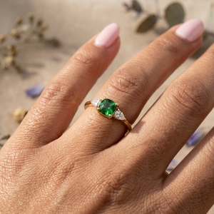 Bague de fiançailles solitaire Elodie 1,8 mm en moissanite, sertie à griffes, plaquée or 14 carats, minimaliste, pour mariage, anniversaire, fête - Product Image 1