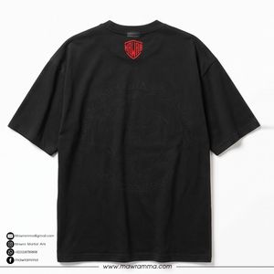Camiseta negra de manga corta para hombre con estampado de corona roja, cuello redondo, estilo urbano, corte regular, de algodón jersey. - Product Image 4
