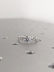 Anillo de Compromiso de Lujo con Diamantes Cultivados en Laboratorio, Corte Brillante Redondo, Oro de 14K, Fabricante de Joyería Fina - Product Image 1
