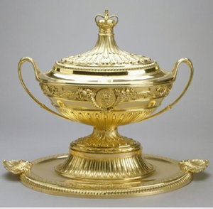 Soupière en argent doré sur pied avec motifs de vigne et plateau assorti. Service de luxe disponible à prix de gros. - Product Image 4