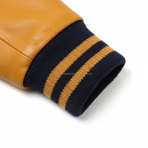 Chaqueta universitaria rellena de algodón a prueba de viento de alta calidad para hombres y mujeres con bordado de chenilla y mangas de cuero - Product Image 6