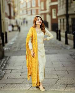 Ensemble haut, bas et dupatta en faux georgette, entièrement brodé avec des sequins et des rivets, style élégant et prêt-à-porter. - Product Image 1