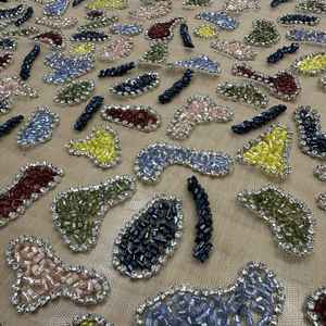 Tissu en dentelle africaine de luxe de haute qualité, perlé à la main, pour vêtements de mariée ou tenues traditionnelles, disponible en gros - Product Image 1