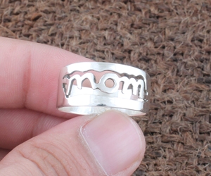 Bague en argent sterling 925 pour maman, gravée avec un nom personnalisé, cadeau pour la fête des mères, bague classique minimaliste empilable pour femme - Product Image 4