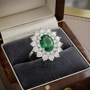 Anillo de Halo con Diamantes y Esmeralda Auténtica |   Anillo de Compromiso y Boda de Lujo en Oro Blanco de 18K con Esmeralda Ovalada como Piedra Central, Joyería Fina para Regalo - Product Image 3