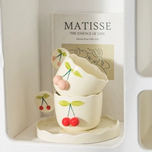 Mug en céramique élégant, conçu avec une finition lisse et brillante qui rehausse à la fois le style et le confort lorsqu'il est utilisé. - Product Image 3