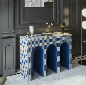Console de style architectural avec incrustation en os bleu, dotée de trois ouvertures cintrées et d'un motif de carreaux géométriques, disponible en gros. - Product Image 1