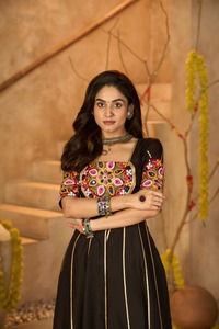 Conjunto de Kurti y Pantalón de Algodón Premium para Mujer, Bordado con Espejos Originales |   Ropa Festiva para Navratri Garba - Product Image 5