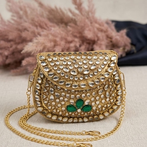Nuevo bolso de mano tipo clutch con diseño Mini Kundan y correa de cadena, bolso artesanal étnico para bodas y fiestas. - Product Image 4