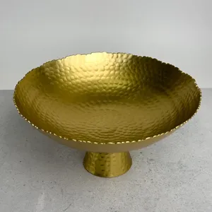 Bol de service en métal doré fait main avec texture martelée et base sur pied, plat décoratif de style glamour - Product Image 2