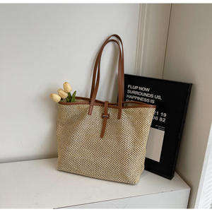 Logra un look refinado sin esfuerzo con este hermoso bolso de hilo natural, con tejido artesanal y detalles en cuero. - Product Image 2