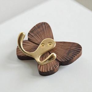 Gancho de pared de madera con diseño de mariposa, colgador decorativo rústico para puerta de cocina, para colgar delantales, guantes de horno y artículos de tela - Product Image 4