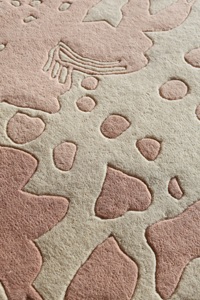 พรมขนสัตว์สีเบจหรูหรา กันลื่น กลับด้านได้ ลายแบบนามธรรม ขนยาวหนา เป็นมิตรกับสิ่งแวดล้อม ป้องกันแบคทีเรีย เหมาะสำหรับสัตว์เลี้ยง ทำด้วยมือ ทอมือ - Product Image 3