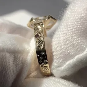 Anillo de Diamantes con Corte Hexagonal en Oro Sólido con Banda Grabada, Anillo de Compromiso Geométrico Único, Joyería Fina de Lujo, Regalo para Mujer - Product Image 2