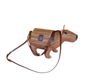 Panier de rangement en rotin Capybara de haute qualité, boîte cadeau créative en osier marron en forme d'animal et bac de rangement ludique pour bureau - Product Image 3