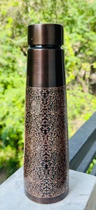 Botella de Cobre Premium con Vasos, Diseño Grabado con Acabado Antiguo, a Precio de Exportación al por Mayor - Product Image 6