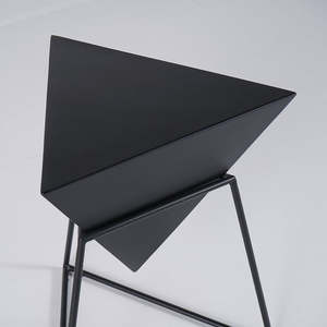 Table d'appoint moderne en métal noir à trois pieds pour salon et restaurant - Product Image 3