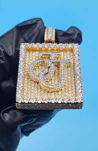 จี้เพชรโมอิสซาไนต์แบบ Iced Out VVS สองสี เงินแท้ 925 ชุบทอง 18k จี้ตัวอักษรแบบฮิปฮอปสั่งทำพิเศษ จี้โมอิสซาไนต์แบบอักษรย่อ - Product Image 3