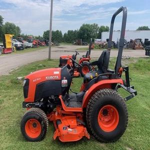 Tracteur de jardin Kubota B2301 4x4 d'occasion en bon état, avec chargeur et pelle, idéal pour les petites exploitations agricoles et l'aménagement paysager. - Product Image 1