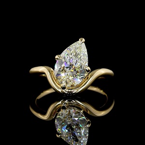 Bague de fiançailles solitaire en or jaune massif avec moissanite en forme de poire de 2 carats certifiée IGI, à trois griffes, par le fabricant - Product Image 1