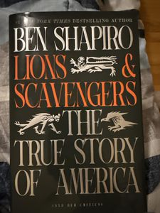 Leones y depredadores: La historia verdadera de Estados Unidos de Ben Shapiro, libro de bolsillo, historia y comentarios políticos - Product Image 1