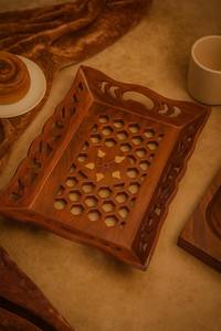 Plateau de service artisanal en bois de Sheesham, motif nid d'abeille, élégant décor de table indien et ustensiles de cuisine écologiques - Product Image 6
