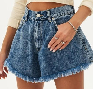 Shorts pour femmes coupe ample, ourlet effiloché, style boyfriend, décontracté d'été, en tissu de coton délavé - Product Image 6