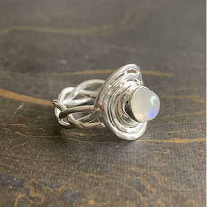 Anillo de Plata 925 con Piedra Lunar de Diseño Moderno y Vintage (4.4 Gramos) para Uso Unisex en Bodas o Diario - Product Image 4
