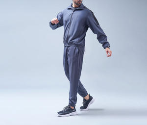 ชุดวอร์มกันลมน้ำหนักเบาผ้าโพลีเอสเตอร์ไนลอนพร้อมแถบข้างลายโลโก้แบบกำหนดเองสำหรับผู้ชาย ชุดวอร์มไนลอนสำหรับกิจกรรมกลางแจ้งสำหรับผู้ชาย - Product Image 6