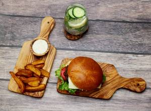 Planche à découper en bois de cerisier naturel de qualité supérieure avec poignée, idéale pour la présentation en cuisine – Pièce d'usine - Product Image 3