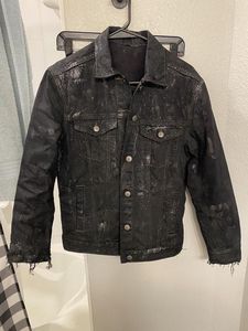 Veste en jean noir ciré pour homme, col rabattu, fermeture boutonnée, manches classiques, ourlet effiloché, style décontracté pour l'automne - Product Image 4