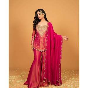 Conjunto de Ropa India y Pakistaní con Bordado de Diseño, Top, Pantalón y Dupatta - Product Image 3