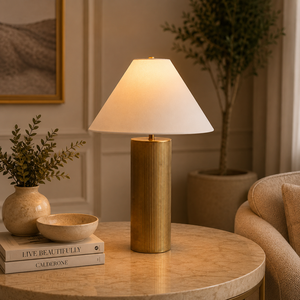 Lámpara de Mesa de Metal con Columna Acanalada, Base de Hierro Dorado Cepillado, Pantalla de Tela Premium, Iluminación Ambiental Cálida para Interiores de Lujo - Product Image 1