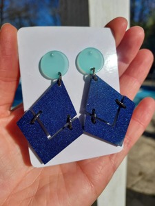 Pendientes de Resina de Textura Suave, Pendientes de Resina de Superficie Fina, Pendientes de Resina con Acabado Sólido, Artículo de Resina para Uso en Fábrica y Venta al por Mayor Personalizada - Product Image 5