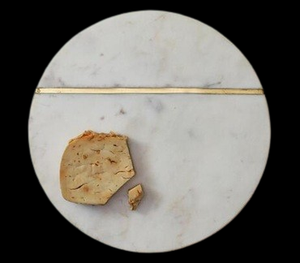 Tabla de Queso Redonda de Mármol Hecha a Mano de Lujo con Incrustaciones Doradas, Plato de Servir de Piedra Natural, Bandeja Elegante para Cocina - Product Image 3