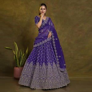 Lehenga Choli de Seda Crujiente |   Bordado Butti en toda la superficie |   Bajo de Vestido Profundo y Decorativo |   Dupatta Transparente con Acabado Artesanal - Product Image 3