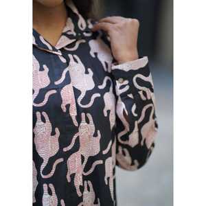 Camisa negra de manga larga para mujer con diseño de tigre durmiendo - Product Image 2