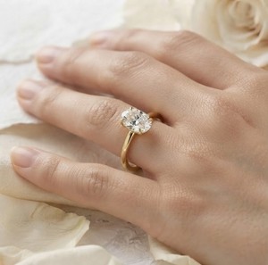 Anillo de compromiso de oro amarillo de 18 quilates para mujer con diamante de corte ovalado y engaste clásico de púas solitario - Product Image 4