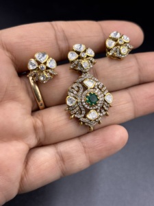 Juego de Pendientes de Plata Chapados en Oro con Colgante de Flor y Circonita Verde en Forma de Pera, Estilo Clásico para Boda, Marca Amaira Jewels - Product Image 1