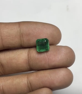 Esmeralda Natural Verde Intenso, Corte Octogonal, Tallada a Mano, Gema de 1.70ct para Anillo de Moda Unisex y Collar de Mujer - Product Image 3