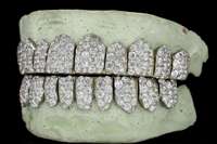 Vente en gros Orave Luxury Christian Grillz dentaires en argent 925 personnalisés avec diamants VVS de laboratoire taille brillant, entièrement sertis, numérisation dentaire 3D, processus rapide