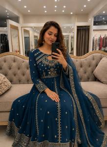 Robe Anarkali bleue brodée en polyester pour femme, longueur ras du sol, tenue traditionnelle indienne et pakistanaise pour mariage, coupe ample - Product Image 2