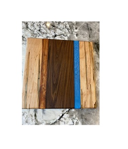 Plateau en résine et bois artisanal, planche de service faite à la main avec détails en bois naturel et résine pour une table élégante - Product Image 6
