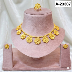 ชุดเครื่องประดับทอง 24K ชุบทองประดับเพชรซิร์คอนรูปดอกไม้ทันสมัย ประกอบด้วยสร้อยคอ ต่างหู และแหวน สำหรับงานแต่งงานสำหรับผู้หญิง - Product Image 1