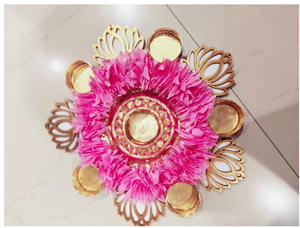 Lanterne florale en résine faite à la main avec plumes blanches et accents rouges et dorés, porte-bougie décoratif pour la maison, les fêtes et les mariages - Product Image 4