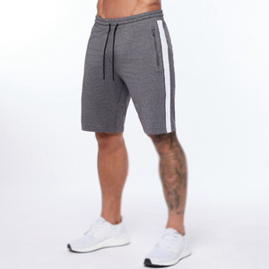 Shorts Bermuda pour homme en gris uni avec bande latérale blanche, taille à cordon de serrage, shorts de sport décontractés en tricot - Product Image 1